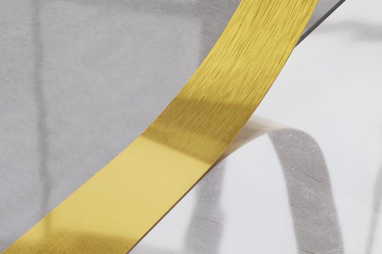 Detailaufnahme eines goldenen Badezimmeraccessoires