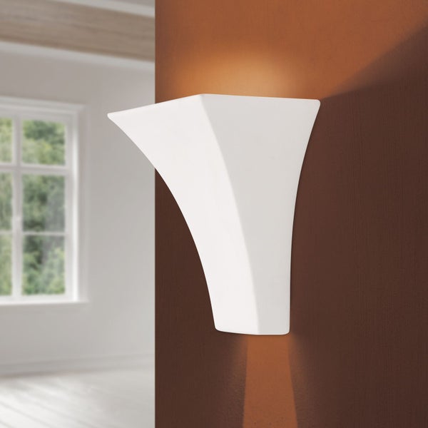 Moderne Gips Wandleuchte mit Up and Down Lichteffekt an einer braunen Wand montiert