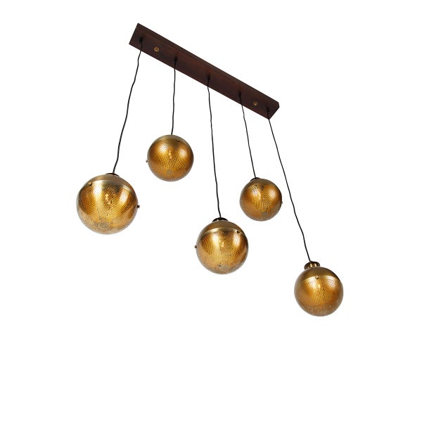 Fünfflammige Pendelleuchte mit perforierten Metallkugeln an einer rechteckigen Holzbalkenaufhängung im modernen Design