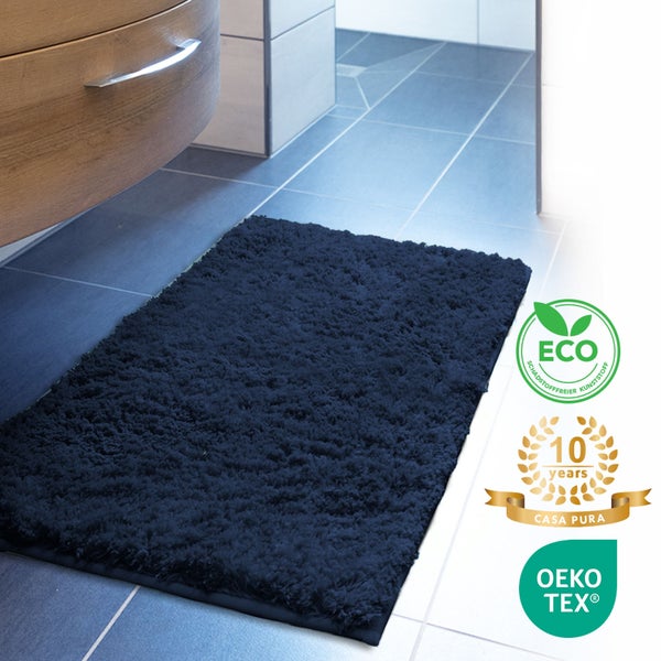 Dunkelblaue Badematte im Badezimmer mit ECO Siegel, Casa Pura 10 Jahre Garantie Siegel und OEKO-TEX Siegel