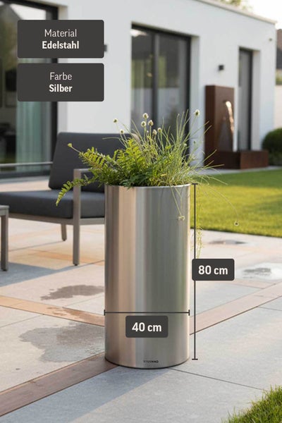 Zylindrischer Pflanzkübel von Vivanno aus Edelstahl auf einer Terrasse. Höhe 80 Zentimeter, Durchmesser 40 Zentimeter.