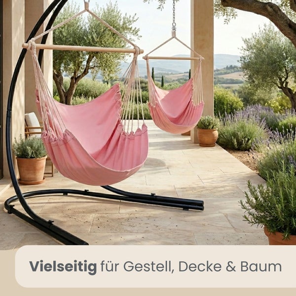 Zwei Hängesessel aus Stoff auf einer Terrasse, einer an einem Metallgestell befestigt und einer frei hängend.