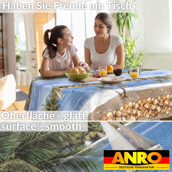 Tischdecke mit Strandmotiv und glatter Oberfläche auf einem Esstisch mit Mutter und Tochter