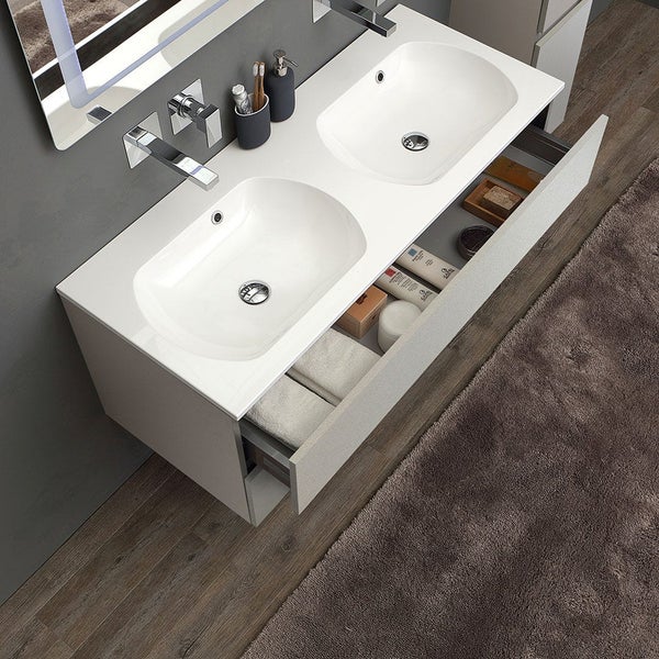 Badezimmeransicht von oben mit Waschtischunterschrank, Doppelwaschbecken und geöffneter Schublade