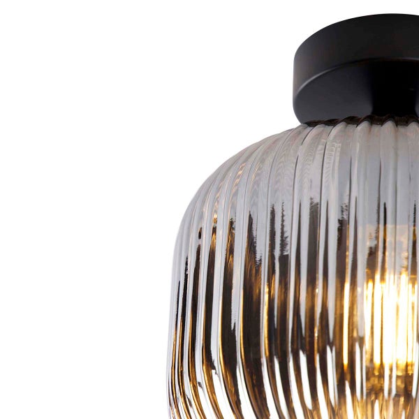 Deckenleuchte mit geripptem Glasschirm