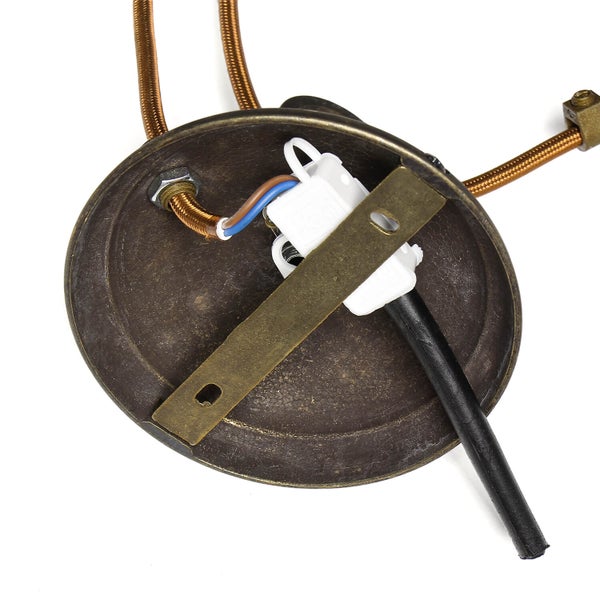 Innenansicht einer Deckenleuchte mit Verkabelung