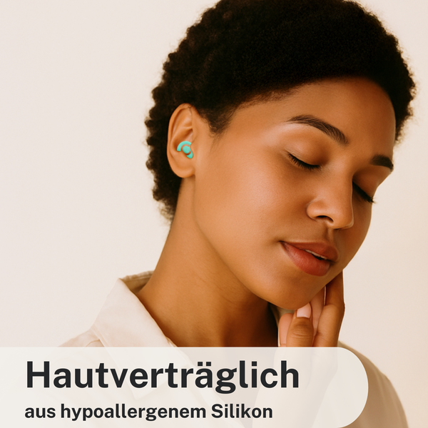 Frau mit Ohrstöpseln aus hautfreundlichem Silikon