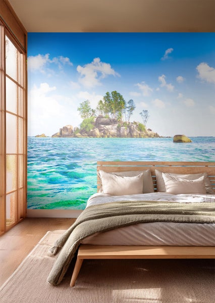 Helles Schlafzimmer mit Fototapete einer tropischen Insel