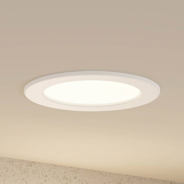 Runde weiße LED-Einbauleuchte für die Decke in flachem Design.