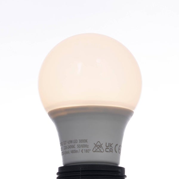 Matte LED-Lampe mit E27-Sockel, 4,9 Watt, 480 Lumen und 3000 Kelvin warmweißem Licht.