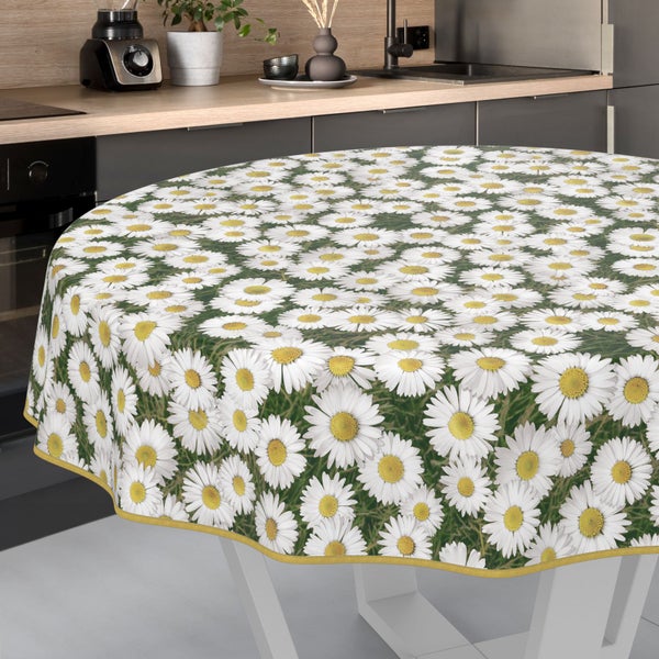 Runde Tischdecke mit Gänseblümchenmuster auf einem Tisch in einer Küche