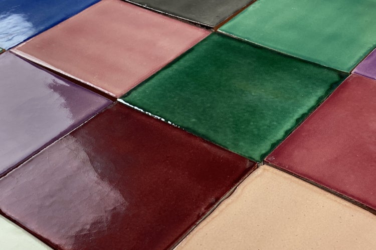 Verschiedenfarbige Fliesen im Nahbereich