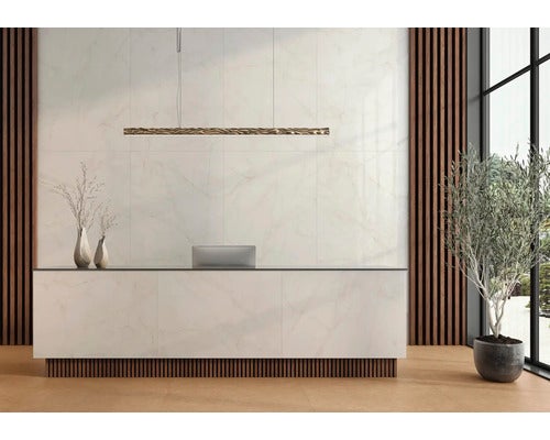 Modernes Interieur mit großformatigen Wandfliesen in Marmoroptik an Wand und Tresen, kombiniert mit vertikalen Holzlamellen.