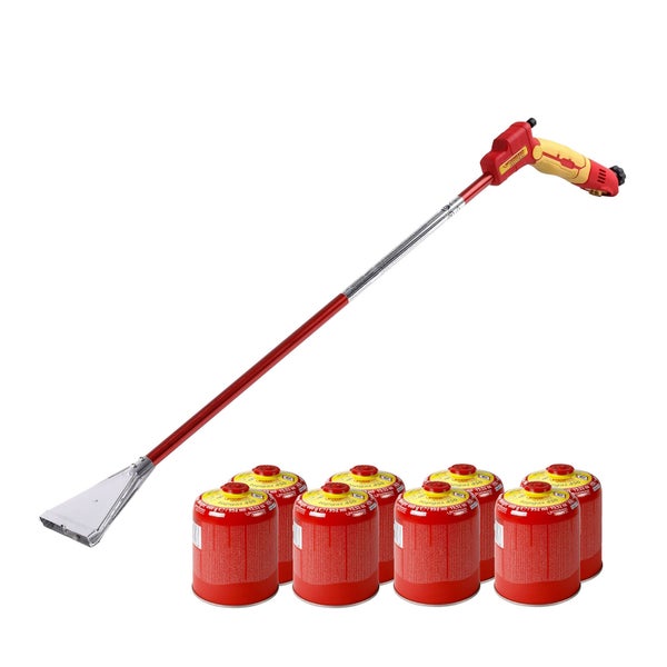 Zwei Personen entfernen mit einem Gasbrenner Unkraut auf einer Terrasse.