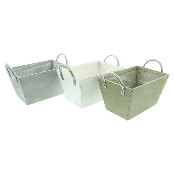 Drei rechteckige Pflanzkästen aus Holz mit Metallgriffen und Kunststoffauskleidung.