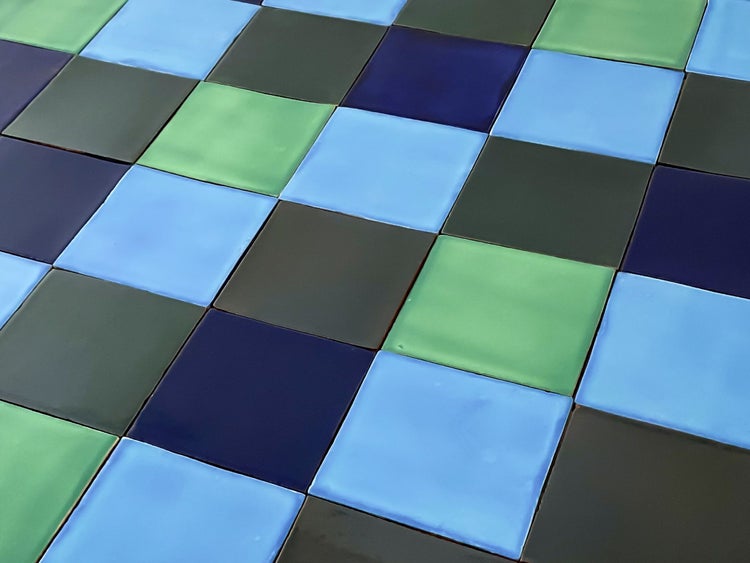 Verlegung mit Keramikfliesen in verschiedenen Farben