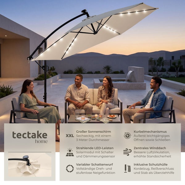 Großer sechseckiger Ampelschirm mit Solar-LED-Leisten über einer Sitzgruppe mit vier Personen auf einer modernen Terrasse.