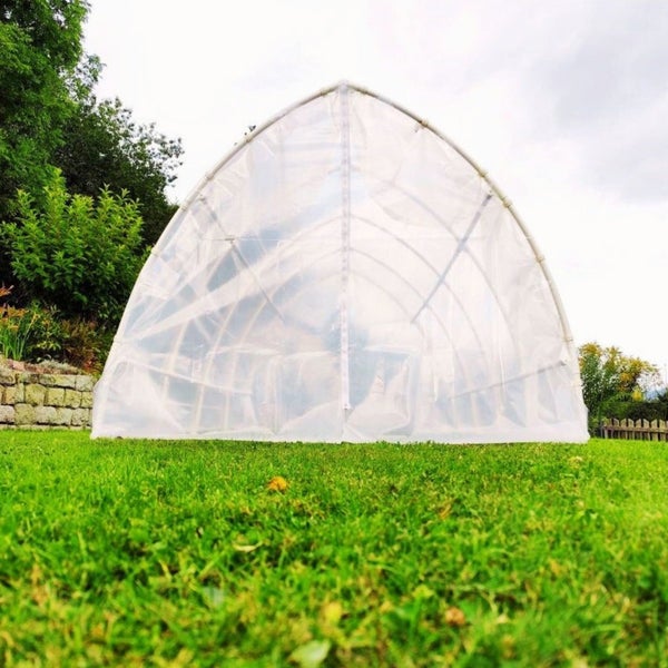 Foliengewächshaus auf einer Rasenfläche