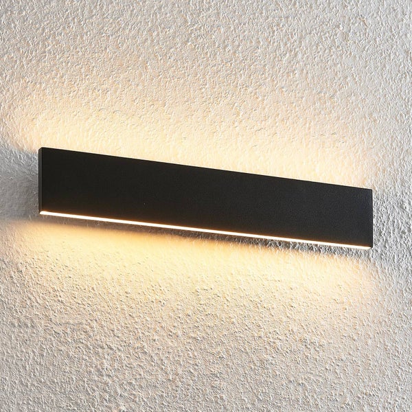 Moderne schwarze LED-Wandleuchte in rechteckiger Form mit Lichtaustritt nach oben und unten.
