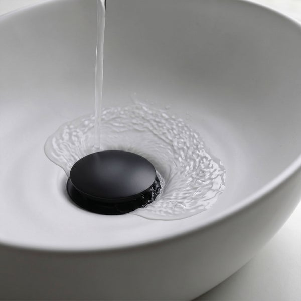 Schwarzes mattes Click-Clack Ablaufventil für Waschbecken mit fließendem Wasser.