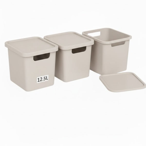 Drei Aufbewahrungsboxen aus Kunststoff, eine mit abgenommenem Deckel, Fassungsvermögen 12,5 Liter