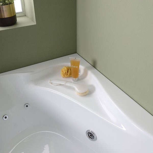 Detailansicht einer Badewanne mit Bürste, Badeschwamm und Duschgel