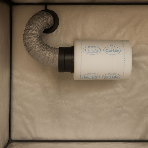 Can-Lite Geruchsfilter mit Abluftschlauch in einem Growzelt