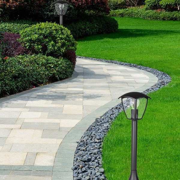 Gartenweg mit Rasen und Wegeleuchten