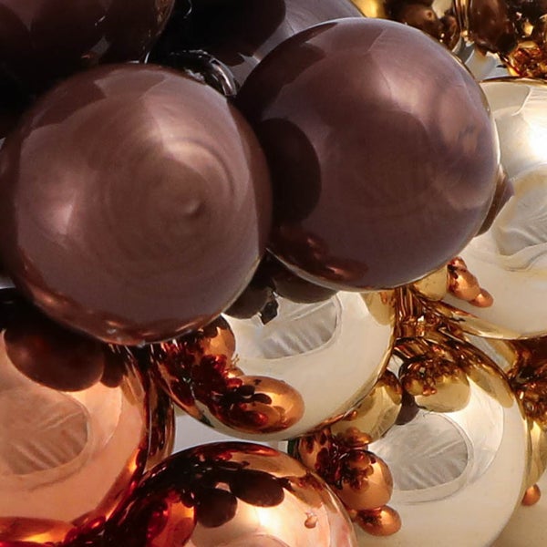 Dekorative Christbaumkugeln aus verschiedenen Materialien