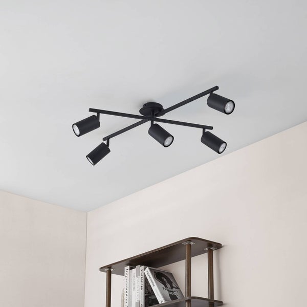 Schwarze Deckenleuchte mit sechs Strahlern im Raum