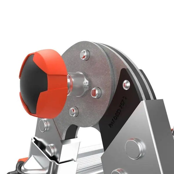 Detailaufnahme eines Gelenks einer Mehrzweckleiter mit einem Verriegelungsknopf aus Kunststoff und Metallbolzen.