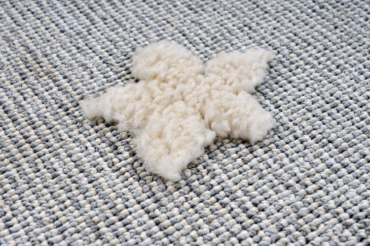 Teppichboden mit Struktur und appliziertem Blumenmuster aus Wolle