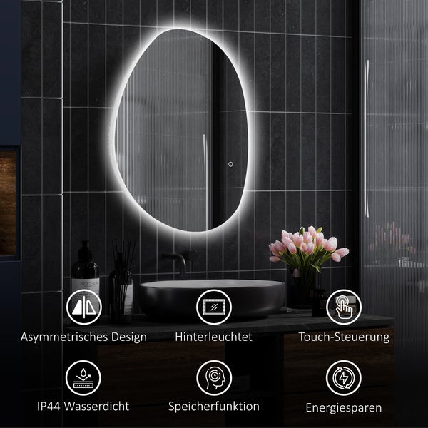 Modernes Badezimmer mit asymmetrischem Spiegel mit Hintergrundbeleuchtung über einem Waschbecken