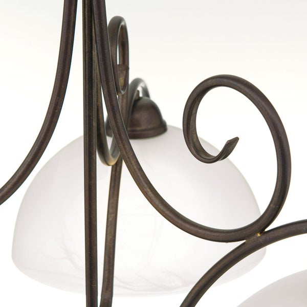 Detailansicht einer Deckenleuchte aus Metall mit geschwungenen Verzierungen und halbrunden Leuchtengläsern in mattem Design.