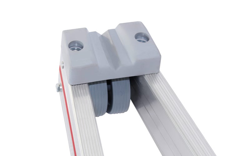 Detailaufnahme eines Rollenbocks für eine Leiter.