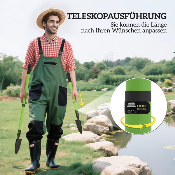 Ein Mann in Gartenschutzkleidung hält zwei kleine Spaten vor einem Gartenteich. Die Spaten haben einen Teleskopgriff, der sich in der Länge verstellen lässt.