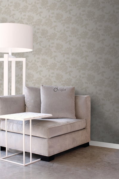 Wohnzimmer mit Couch, Tischlampe und Tapete mit Blumenmuster