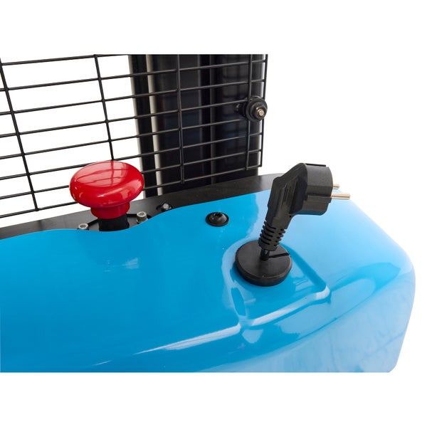 Detailansicht eines Hubwagens mit rotem Not-Aus-Schalter und Stromstecker