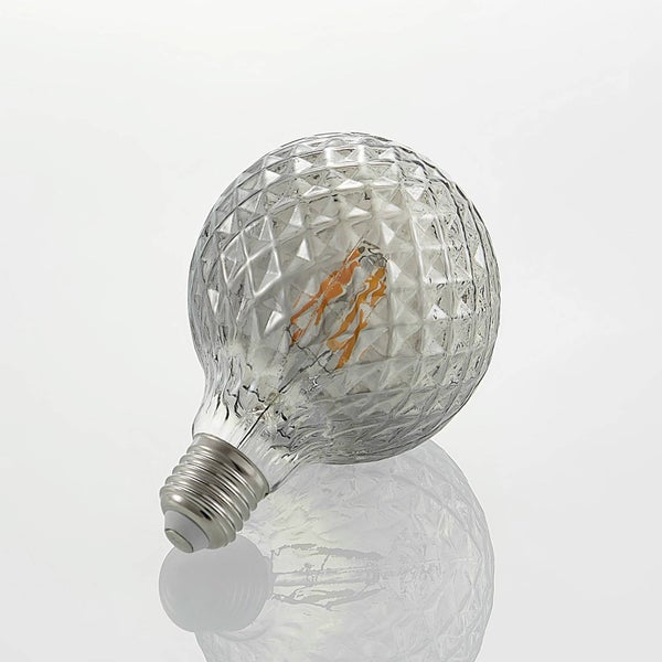 LED-Leuchtmittel Globe mit E27-Sockel, strukturiertem Glas mit Rautenmuster und sichtbaren Filamenten.