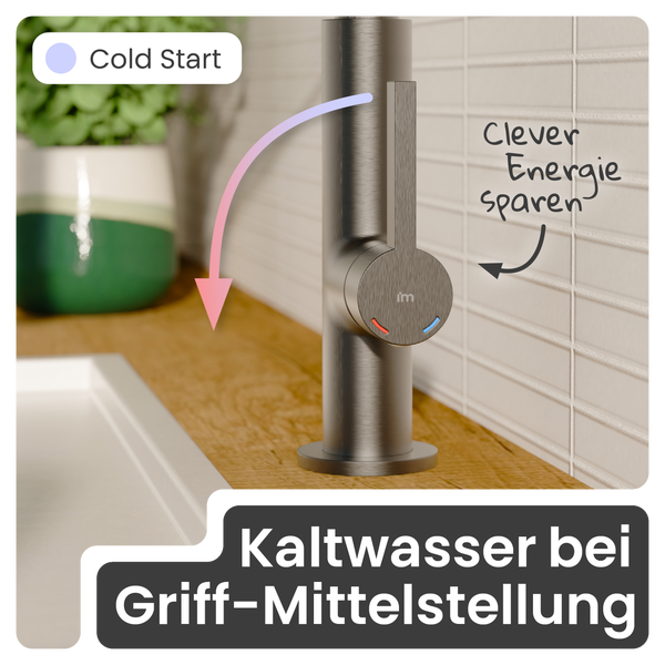 Küchenarmatur aus gebürstetem Metall mit Cold Start Funktion für Kaltwasser in Mittelstellung zum Energiesparen auf einer Holzoberfläche.