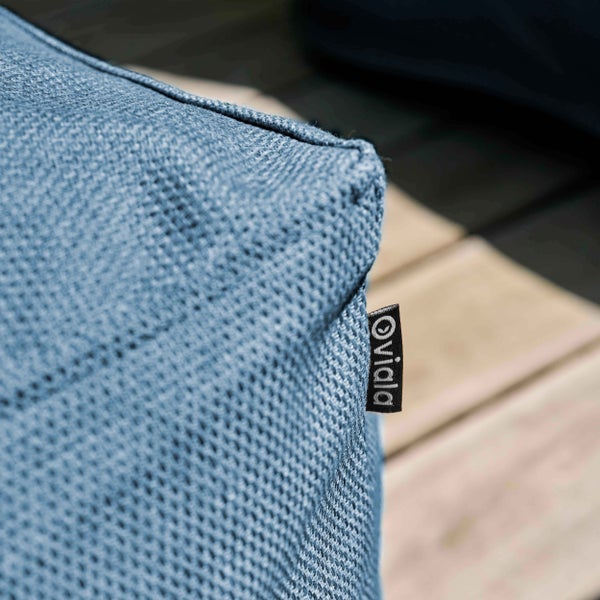 Detailansicht eines strukturierten Stoffkissens mit Oviala Logo.