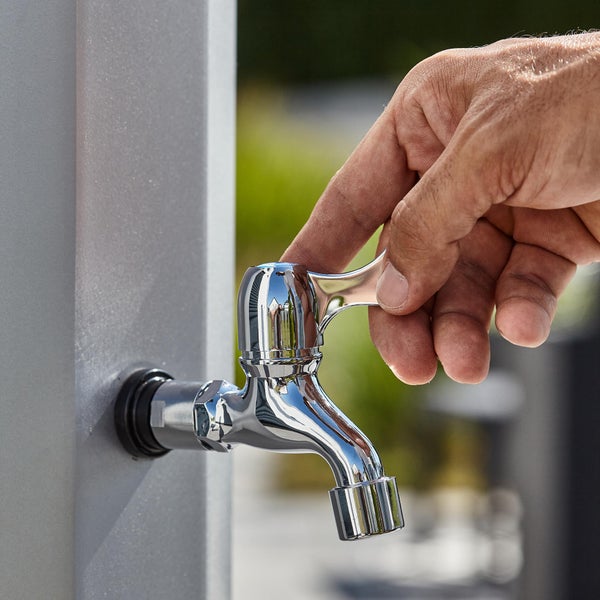 Einhand-Gartenauslaufventil aus Metall mit Wasserhahn in Bedienung