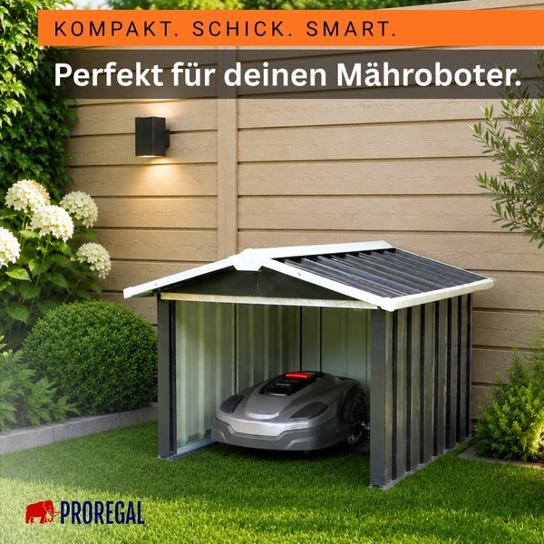 Proregal Mähroboter-Garage aus Metall im Garten mit geparktem Mähroboter vor einem Holzzaun. Proregal Logo.