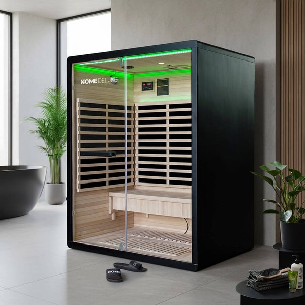 Moderne Infrarotkabine von Home Deluxe mit Glasfront, Holzausstattung und integrierter Beleuchtung in einem hellen, elegant eingerichteten Badezimmer.