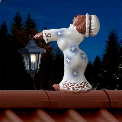 Dachfigur Schlafwandlerin aus Keramik mit Sterndekor und Laterne auf einem Ziegeldach vor einer Waldkulisse bei Nacht.