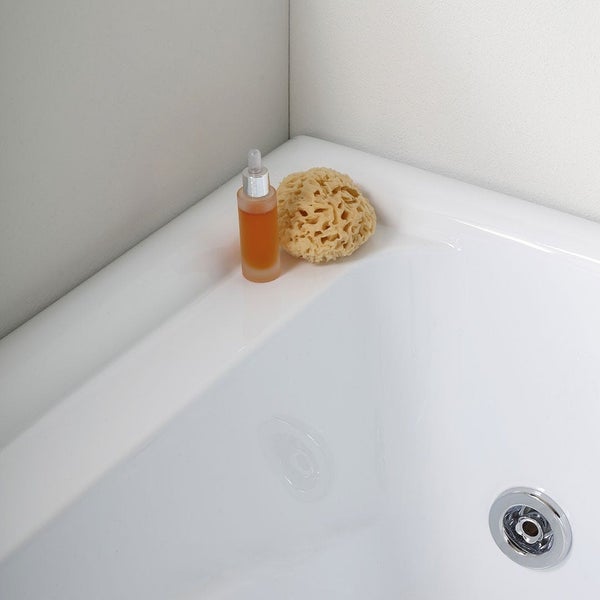 Badezimmerszene mit Badewanne, Badeschwamm und Ölflasche