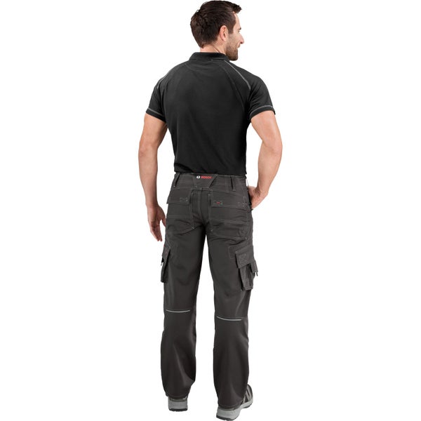 Mann von hinten mit Arbeitshose und Bosch Logo