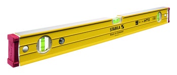 Stabila Wasserwaage aus Metall mit drei Libellen für präzise Messungen bei Heimwerkerarbeiten.