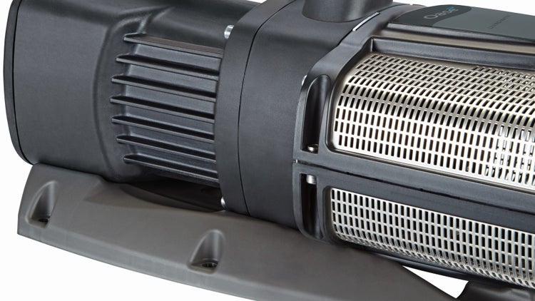 Detailansicht einer Oase Wasserpumpe mit Kühlrippen am Gehäuse und einem Ansaugsieb aus Metall.