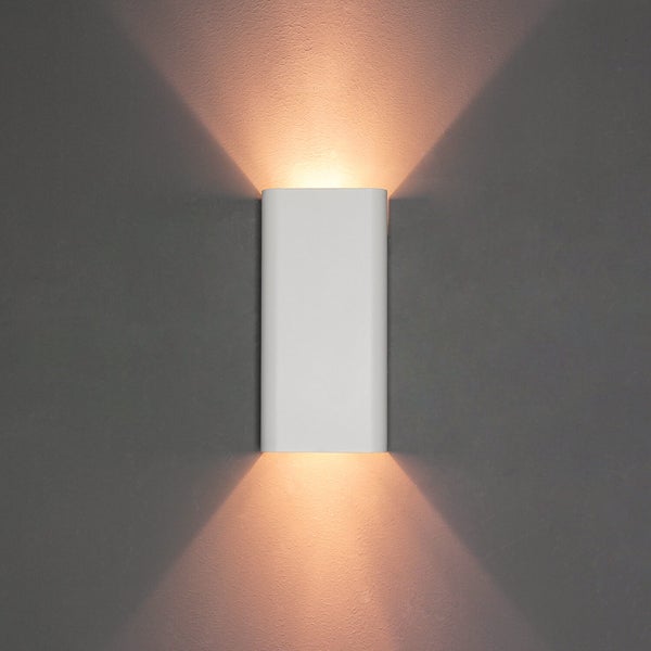 Weiße Wandleuchte mit Lichteffekten nach oben und unten